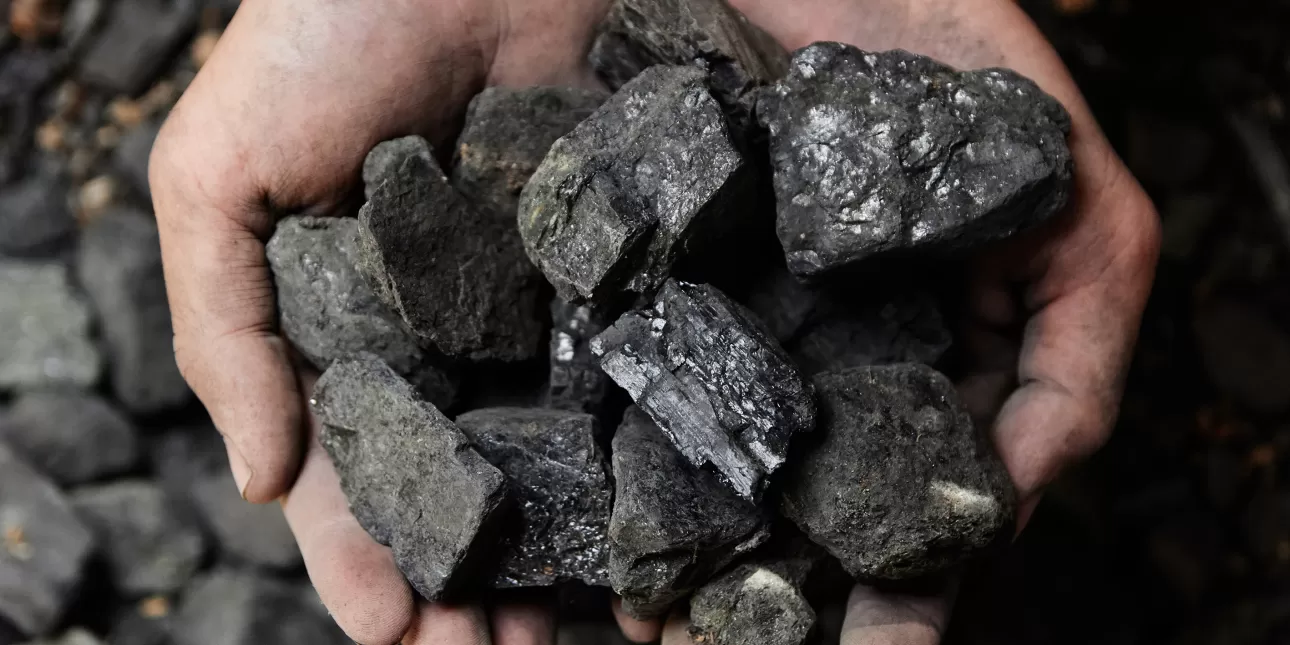 Ugljen u ruci rudara (izvornik: Vladyslav Trenikhin / Shutterstock, 2021.)

• ugljen, rudarstvo