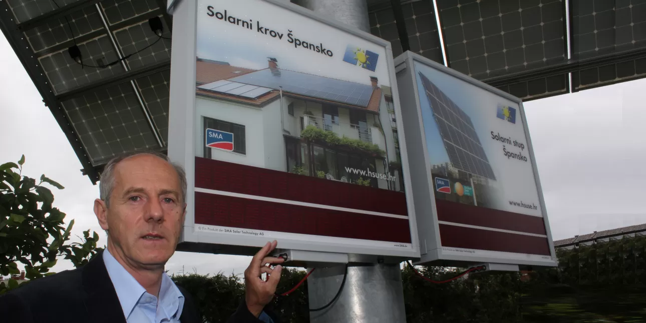 prof. dr. sc. Ljubomir Majdandžić, dipl. ing., ispred SE Solarni krov Špansko (foto: Tonka, 2012.)

• Ljubomir Majdandžić, HSUSE, SE Solarni krov Špansko