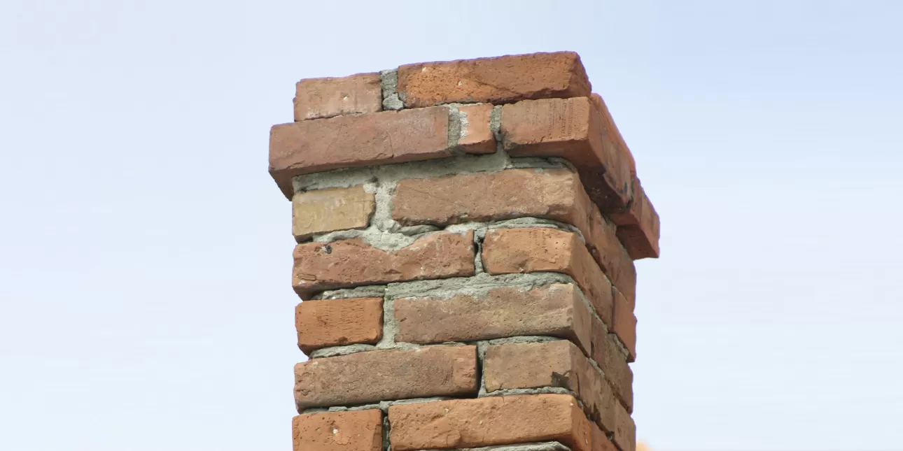 Stari dimnjak od opeke na kući na Braču (foto: Tonka, 2006.)

• dimnjaci, dimnjačarstvo