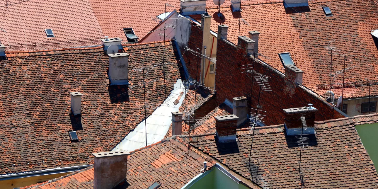 Dimnjaci na krovovima u središtu Zagreba (izvornik: Jelena990 / Shutterstock)

• dimnjaci, dimnjačarstvo, dimnjačarski poslovi