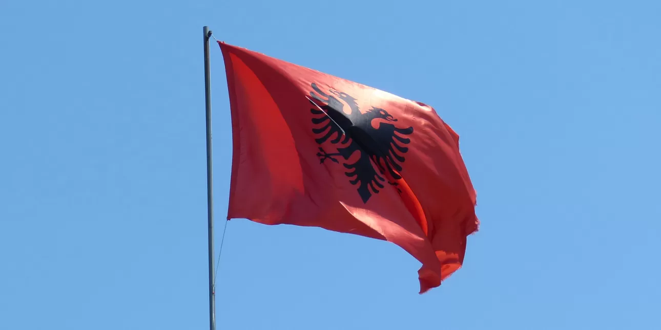 Zastava Albanije (izvornik: falco from Pixabay, 2023.)
• Albanija, zastave