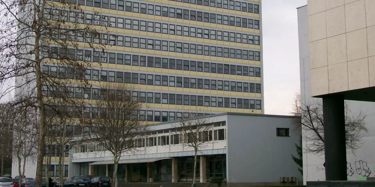 Zgrada Fakulteta elektrotehnike i računarstva Sveučilišta u Zagrebu (izvornik: FER / Wikipedia, 2008.)
• FER, fakulteti, Sveučilište u Zagrebu