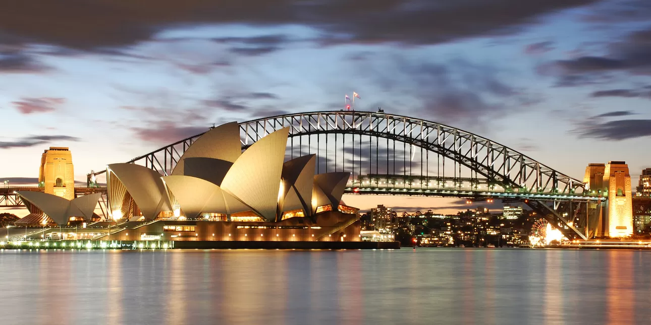 Zgrada Opere i most u Sydneyju (izvornik: Shutterstock, 2013.)

• Sydney, Australija