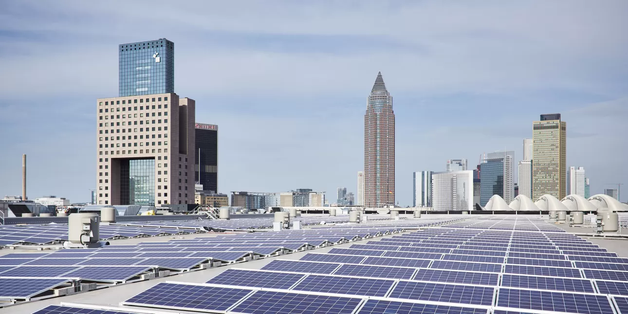 Neboderi Frankfurtskog velesajma (Frankfurt Messe) - Messeturm i Torhaus sa sunčanom elektranom u prvom planu (izvornik: Messe Frankfurt / Valentin, 2023.)

• ISH, Frankfurt Messe, Frankfurt na Majni, Njemačka