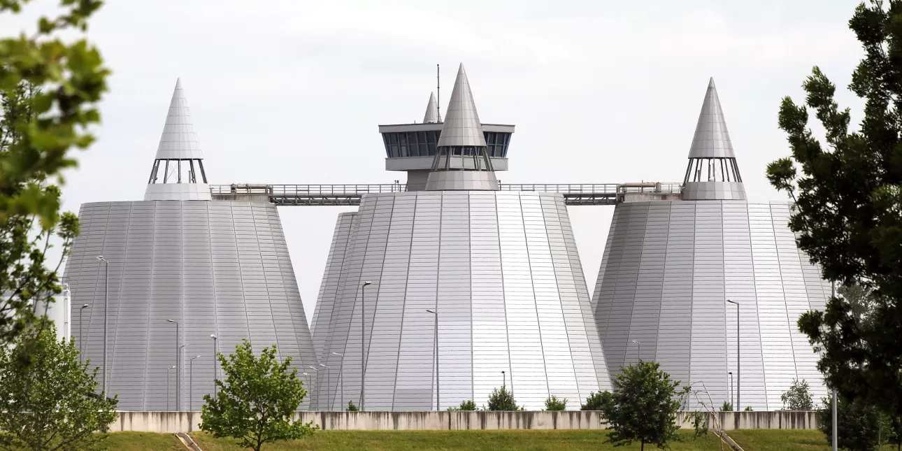Spremnici za truljenje (digestiju) mulja Centralnog uređaja za pročišćavanje otpadnih voda grada Zagreba (foto: Tonka, 2014.)

• CUPOVZ, ZOV, pročišćavanje otpadnih voda, pročistači otpadnih voda