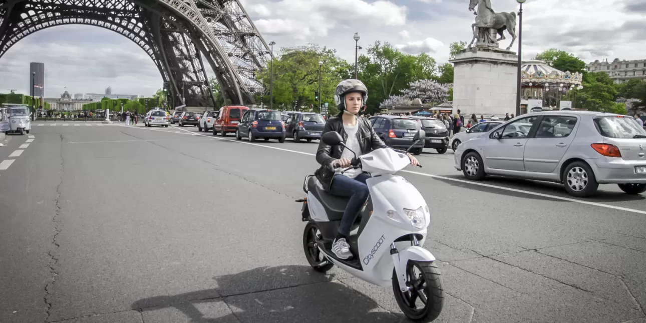 Električni skuter u Parizu (izvornik: Cityscoot, 2016.)

• električni skuteri, elektromobilnost, Pariz