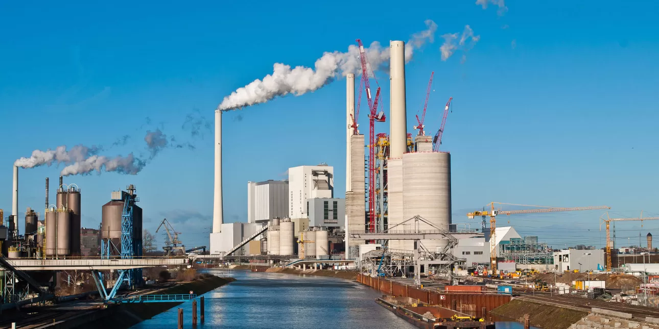 Postrojenje TE Mannheim (na ugljen) u Njemačkoj (izvornik: Ulrich Mueller / Shutterstock, 2015.)

• TE Mannheim, termoelektrane na ugljen