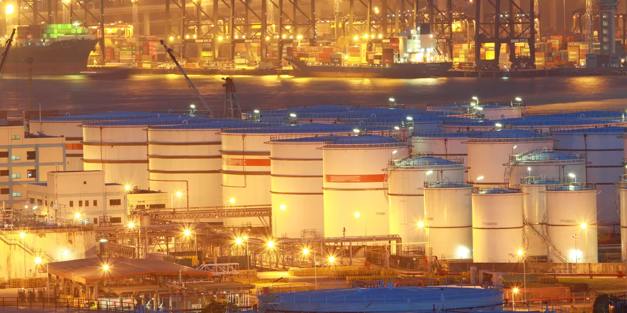 Spremnici za naftu i naftne derivate u rafinerijskom postrojenju (izvornik: kawing921 / Shutterstock)

• rafinerije nafte, rafinerije, nafta, naftni derivati, naftna industrija