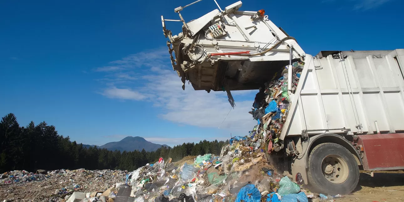 Smetlarski kamion pri odlaganju otpada na odlagalište (izvornik: Shutterstock, 2015.)

• zbrinjavanje otpada, gospodarenje otpadom, otpad, odlagališta
