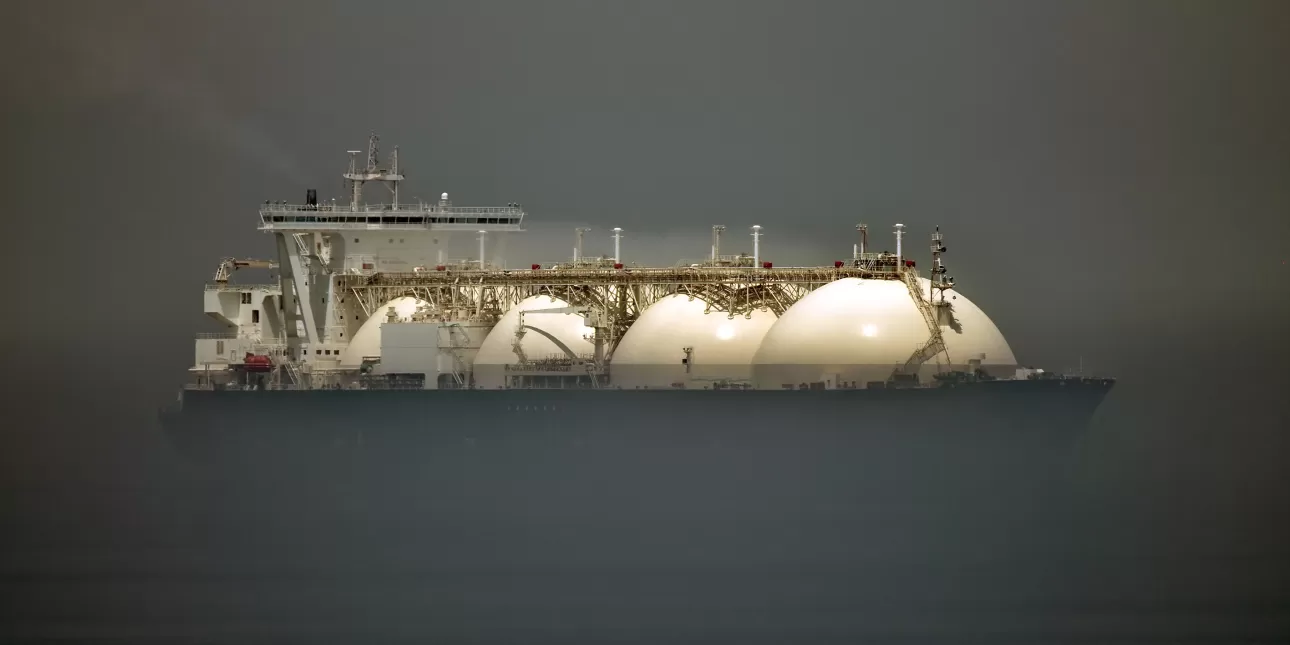 Tanker za prijevoz ukapljenog prirodnog plina (LNG) u magli (izvornik: Shutterstock 2015.) 

• LNG tanker, tankeri, LNG, pomorstvo, brodovi