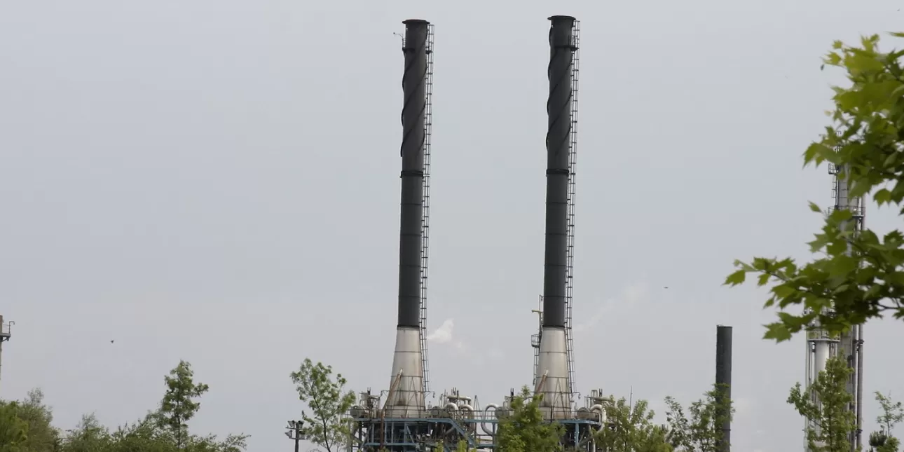 Nekadašnje postrojenje petrokemijske industrije Dioki u Zagrebu (foto: Tonka, 2007.)
• procesna postrojenja, petrokemijska industrija