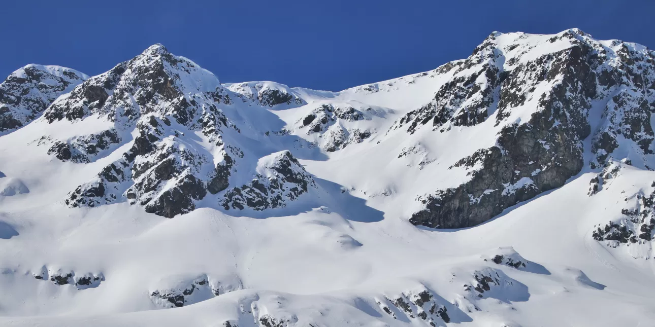 Planinski vrhunci pod snijegom (izvornik: Julita from Pixabay, lipanj 2023.)

• planine, snijeg