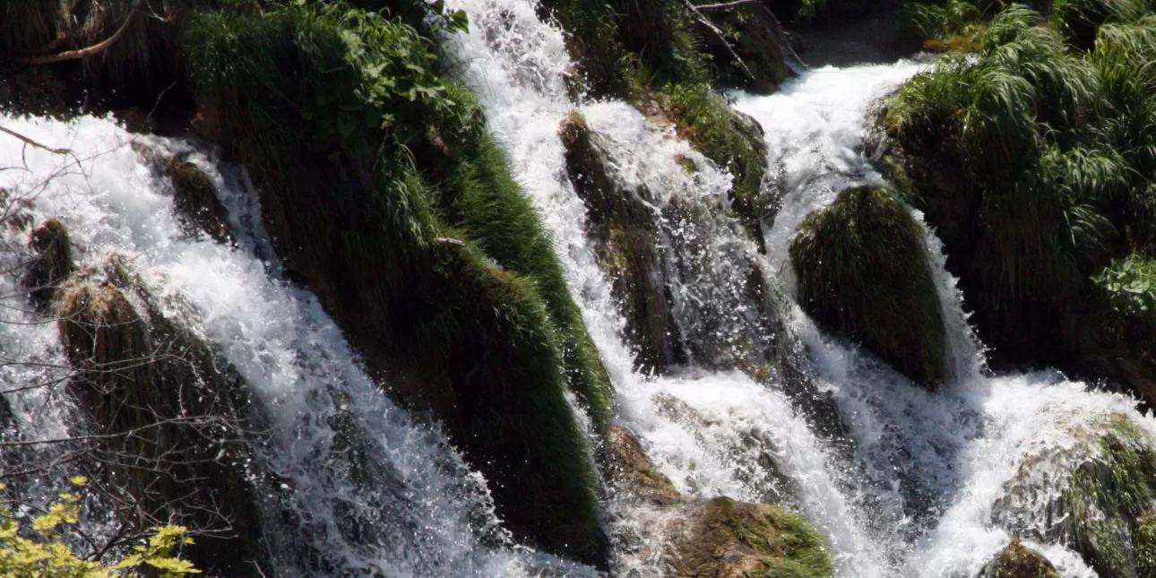 Slap na Plitvičkim jezerima (foto: Tonka, lipanj 2013.)

• slapovi, priroda, hidroenergija, Plitvička jezera