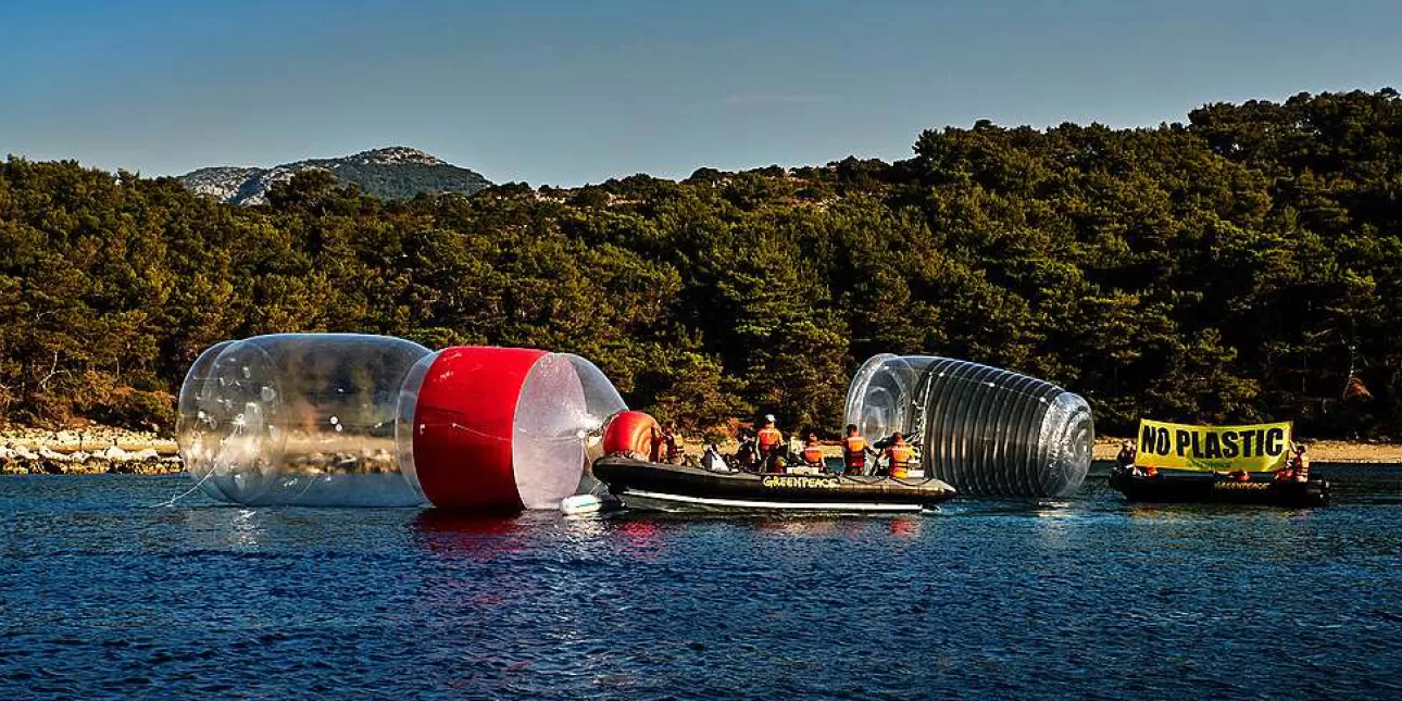 Fotografija s Greenpeaceovog performansa u vezi s onečišćenjem mora plastikom (izvornik: Greenpeace)

• Greenpeace, onečišćenje, plastika, plastični otpad, more