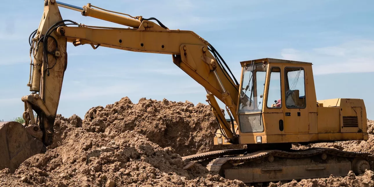 Bager - 'kombinirka' pri radu (izvornik: Shutterstock)

• građevinarstvo, graditeljstvo