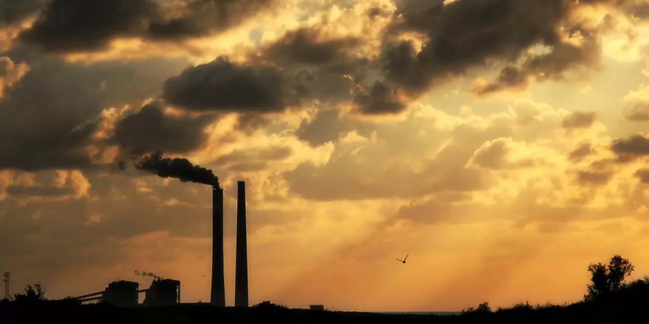 Onečišćenje zraka iz industrijskog postrojenja u sumrak (izvornik: Rostislav Glinsky / Shutterstock, 2007.)

• onečišćenje, emisije, industrija