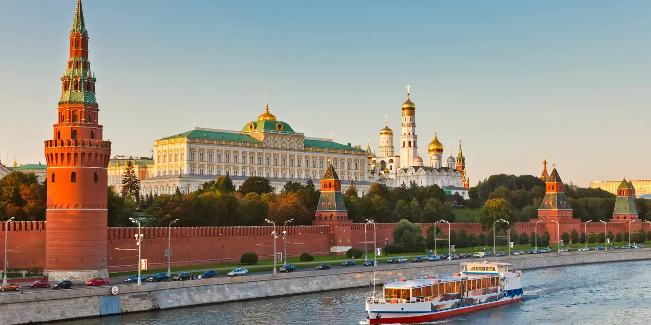 Kremlj u Moskvi (izvornik: Shutterstock 2013.)
• Moskva, Rusija