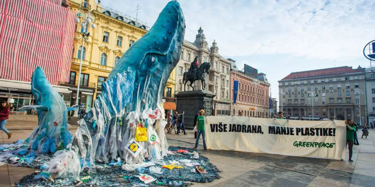 Fotografija s performansa Greenpeacea na Trgu bana Jelačića u vezi s onečišćenjem mora plastikom (izvornik: Greenpeace)

• Greenpeace, plastika, onečišćenje