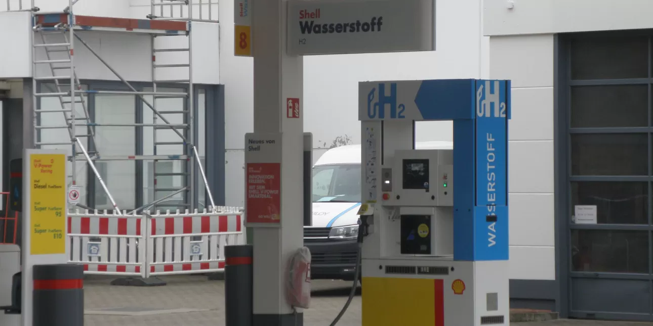Shellova postaja za opskrbu vozila vodikom u Laatzenu pokraj Hannovera u Njemačkoj (foto: BL, travanj 2019.) 

• punionice vodika, vodik, vodikova energetika, Shell