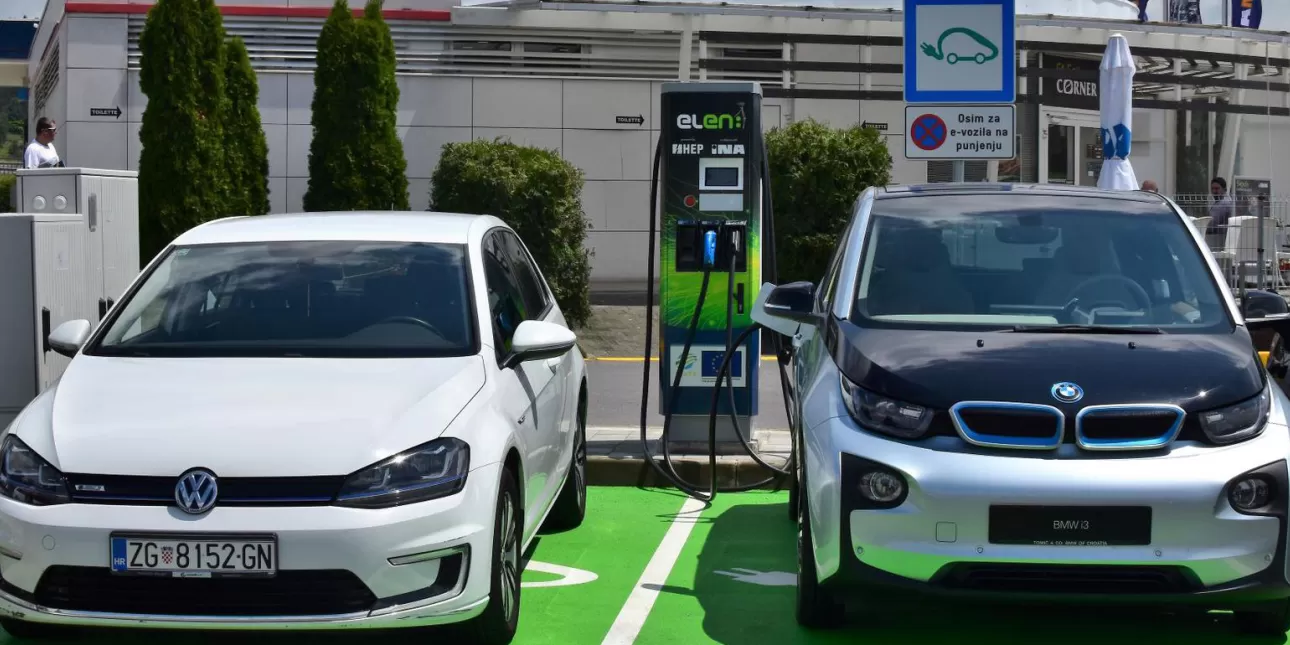 Punionica električnih vozila HEP ELEN na odmorištu Brinje na autocesti A1 (izvornik: HEP, 2019.)
• punionice električnih vozila, HEP - ELEN, HEP