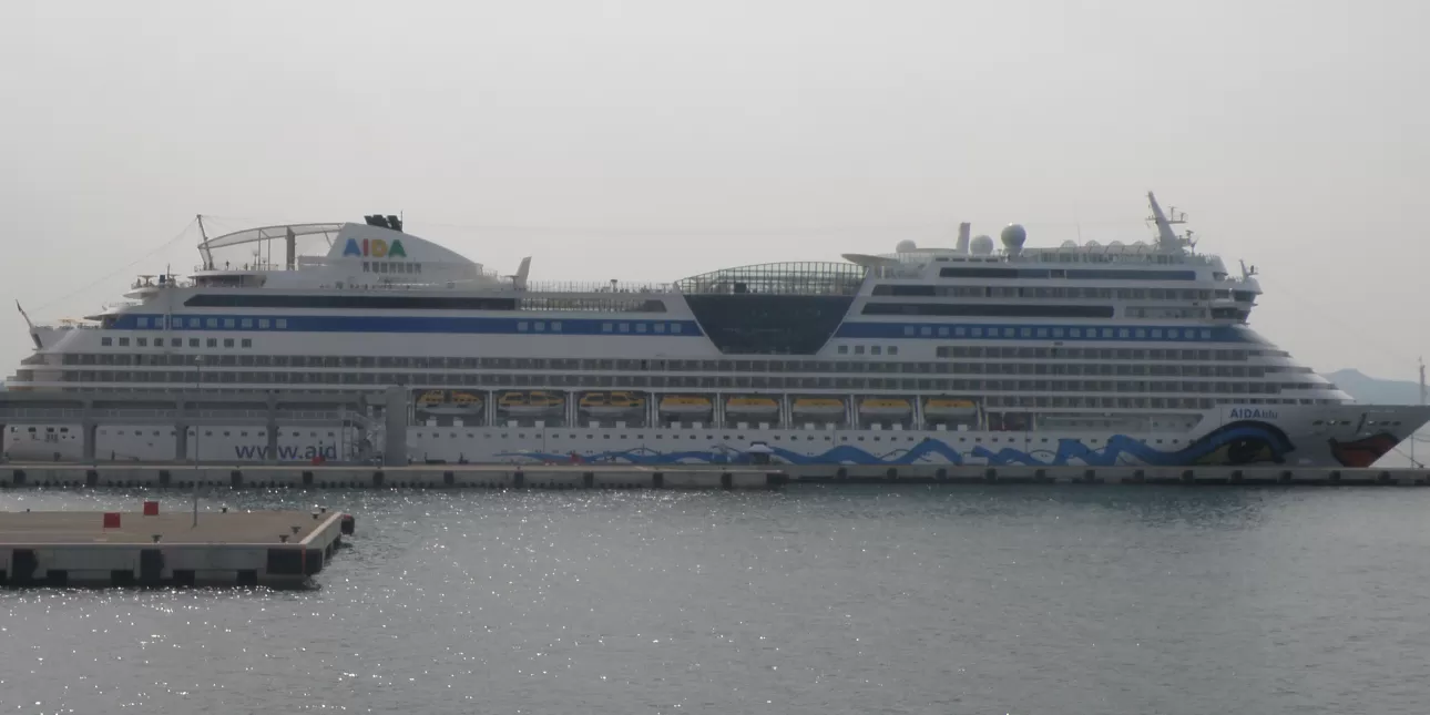 Kruzer 'Aida blu' na vezu u luci Gaženica u Zadru (foto: BL, kolovoz 2019.)
• pomorstvo, brodovi, kruzeri