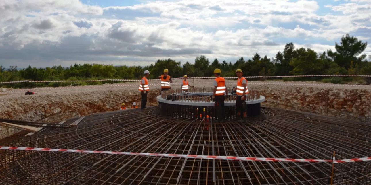 Fotografija s gradilišta VE Korlat i radova na postavljanju armature na temelju jednog od stupova vjetroagregata (izvornik: HEP, 2019.)

 • VE Korlat, vjetroelektrane, HEP