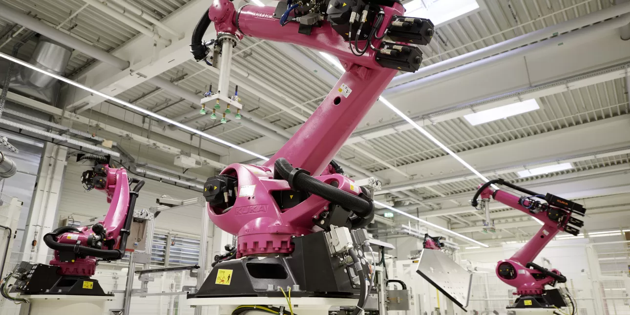 Robotika u primjeni u Rittalu (izvornik: Rittal, 2021.)

• roboti, robotika, robotizacija, industrija 4.0, Rittal 