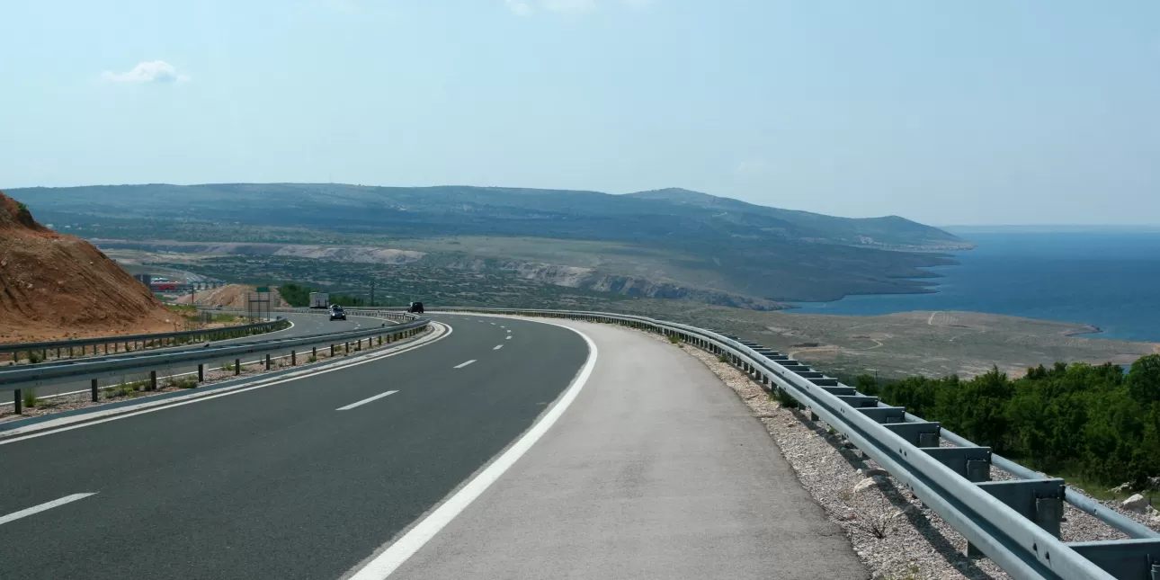 Autocesta A1 pokraj čvora Posedarje (izvornik: Gordana Sermek / Shutterstock, 2013.)

• autoceste, promet, cestovni promet, Dalmacija, HAC