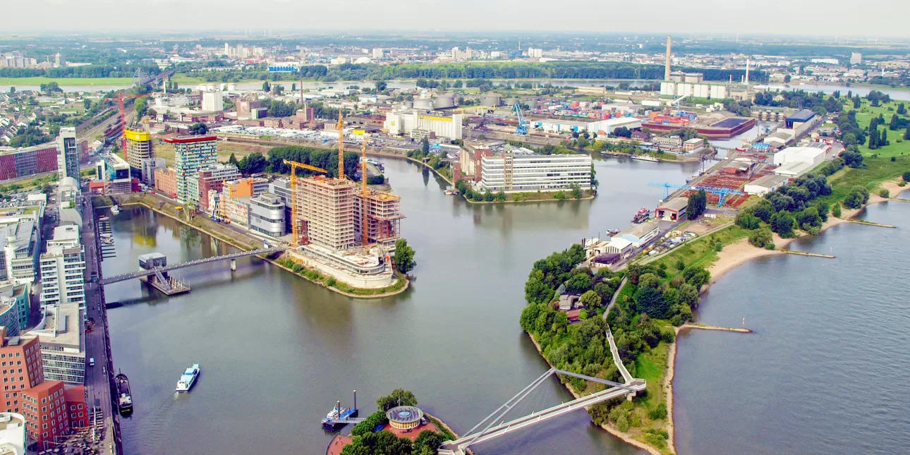 Panorama Düsseldorfa, luke i Rajne (izvornik: Shutterstock, 2013.)

• Düsseldorf, Rajna, Sjeverna Rajna i Vestfalija, Njemačka