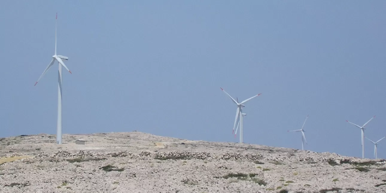 Vjetroelektrana Ravna 1 na otoku Pagu (foto: BL 2006.)

• VE Ravna, vjetroelektrane, Pag, Adria Wind Power