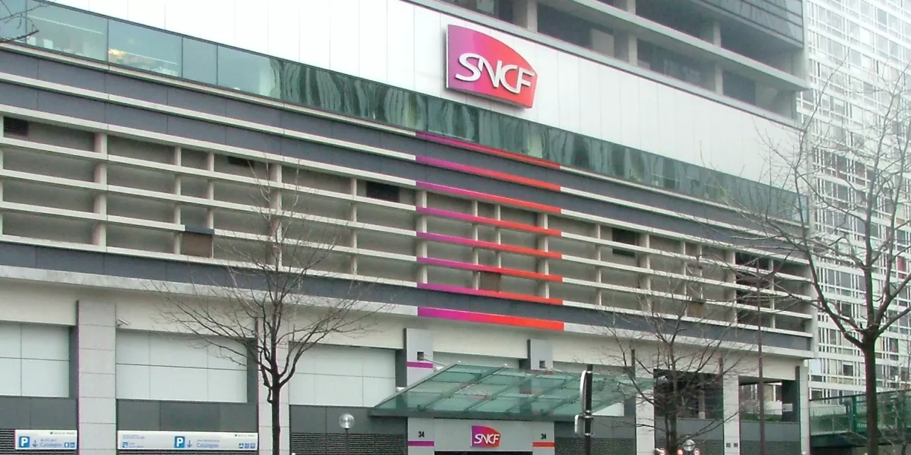 Zgrada sjedišta francuskog operatora željezničkog putničkog prijevoza SNCF u Parizu (foto: BL, siječanj 2006.) 

• SNCF, Francuska, Pariz