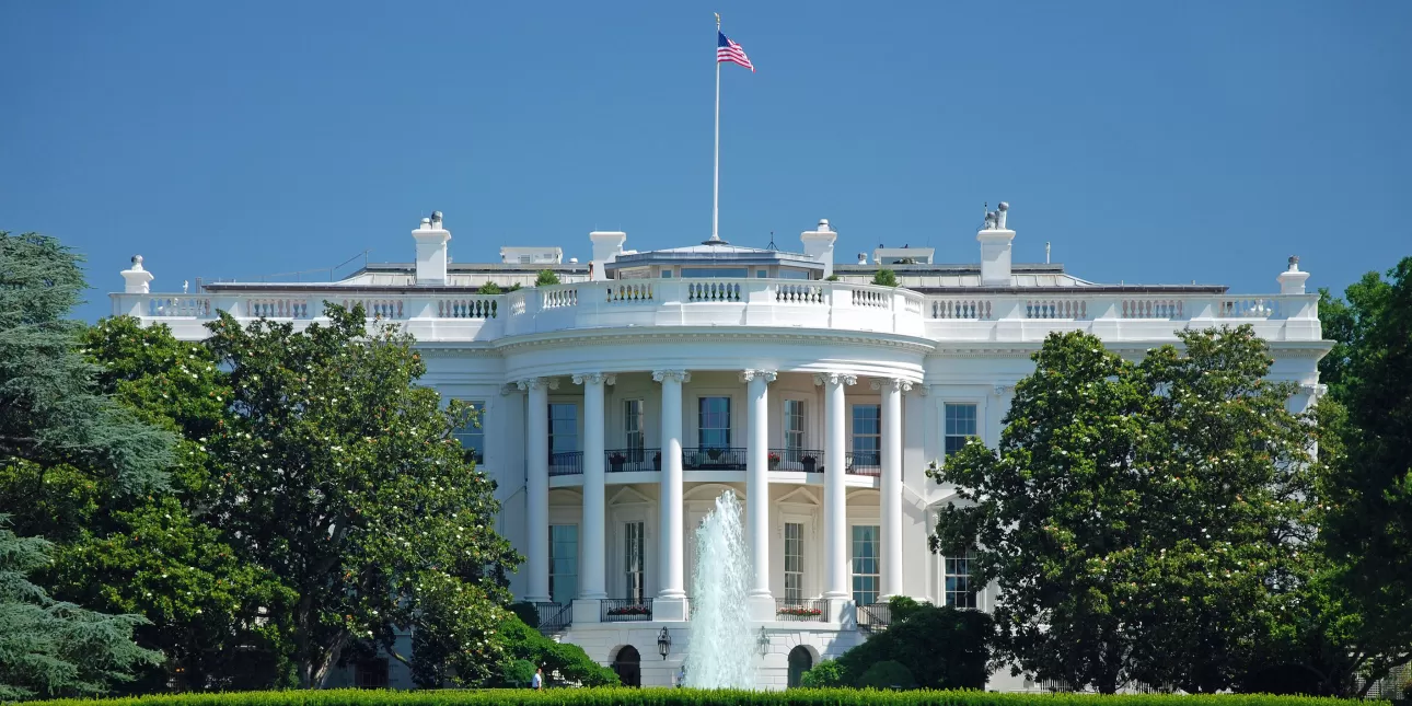 Bijela kuća u Washingtonu, DC u Sjedinjenim Američkim Državama (izvornik: Shutterstock 2013.)
• SAD, Washington, DC