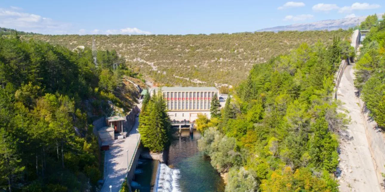 Brana i strojarnica HE Peruča na Cetini (izvornik: HEP Proizvodnja, 2023.)

• HE Peruča, Cetina, hidroelektrane, HEP Proizvodnja, HEP