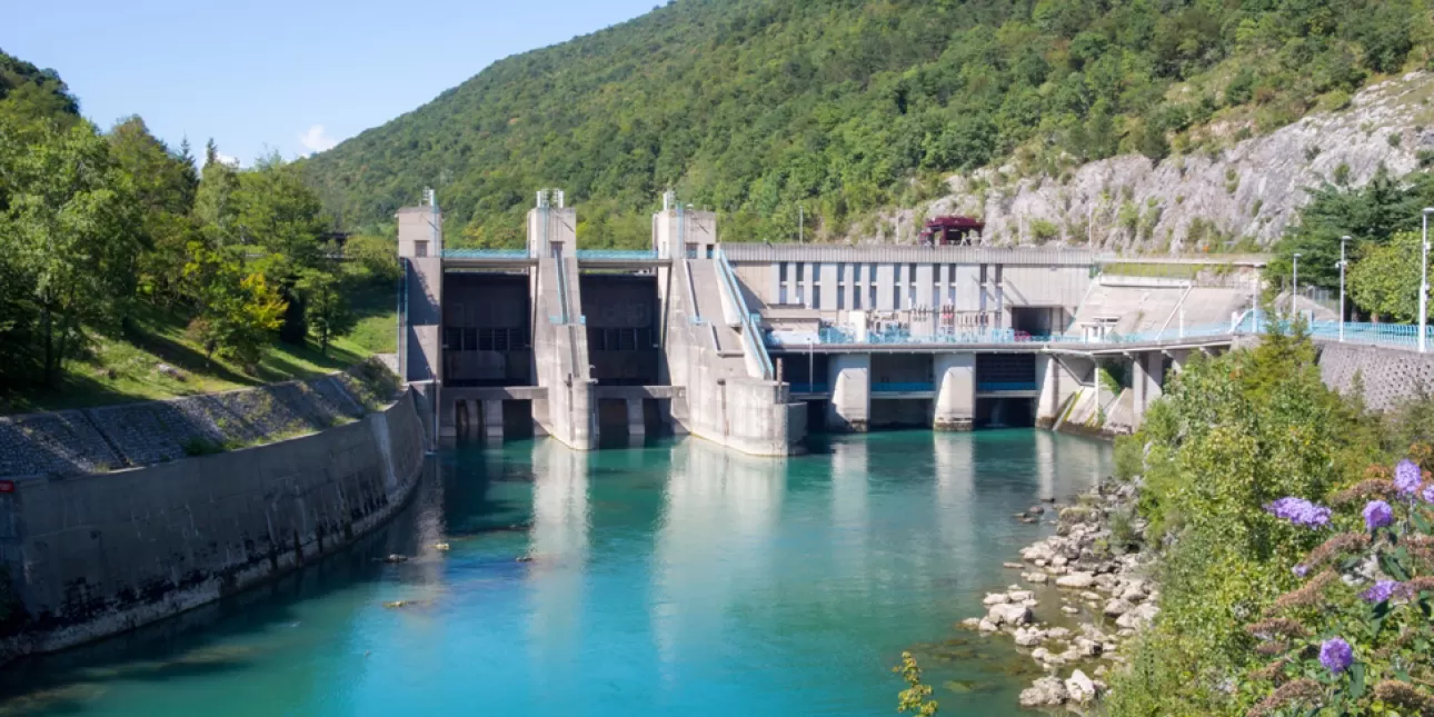 Postrojenje HE Solkan na Soči u Sloveniji (izvornik: HSE 2021.)

• hidroelektrane, Soča, SENG, HSE, Slovenija