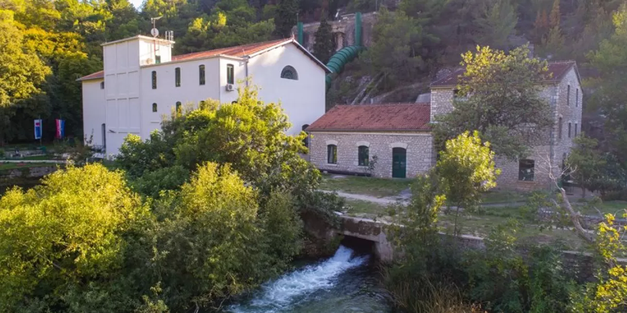 Pogled na HE Jaruga na Krki (izvornik: HEP Proizvodnja, 2022.)

• HE Jaruga, Krka, HEP Proizvodnja, hidroelektrane, HEP