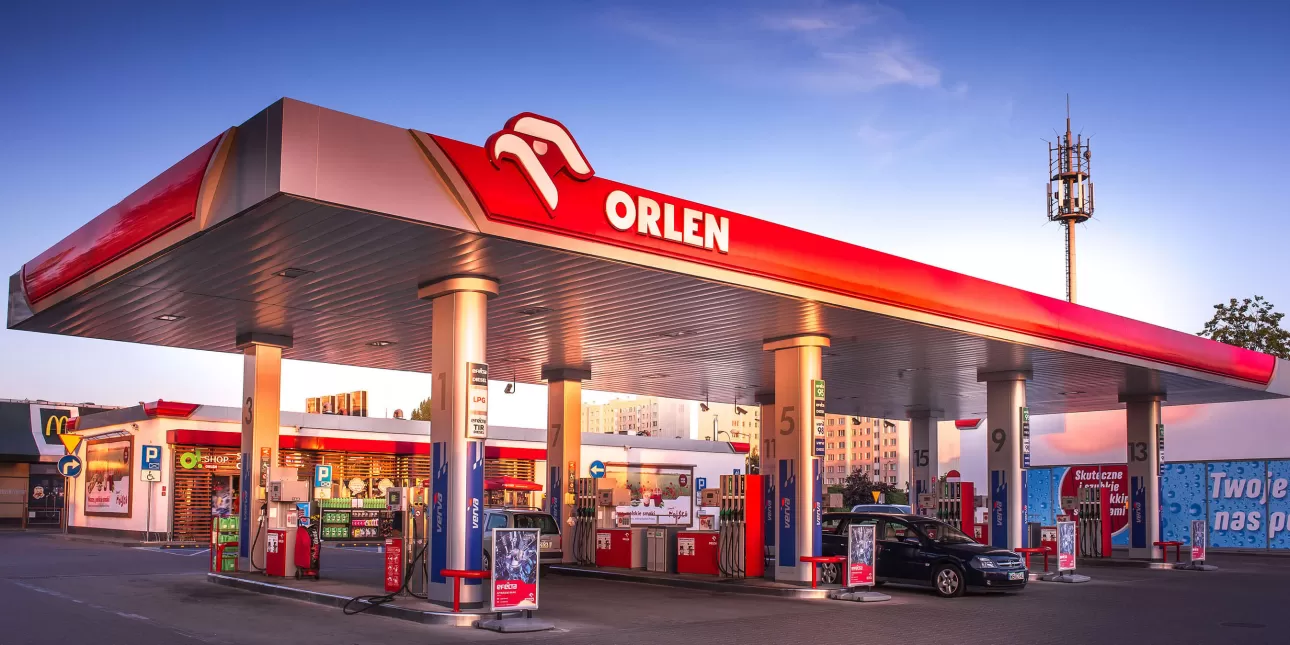 Orlenova benzinska postaja u Poljskoj (izvornik: PKN Orlen 2021.)
• PKN Orlen, benzinske postaje