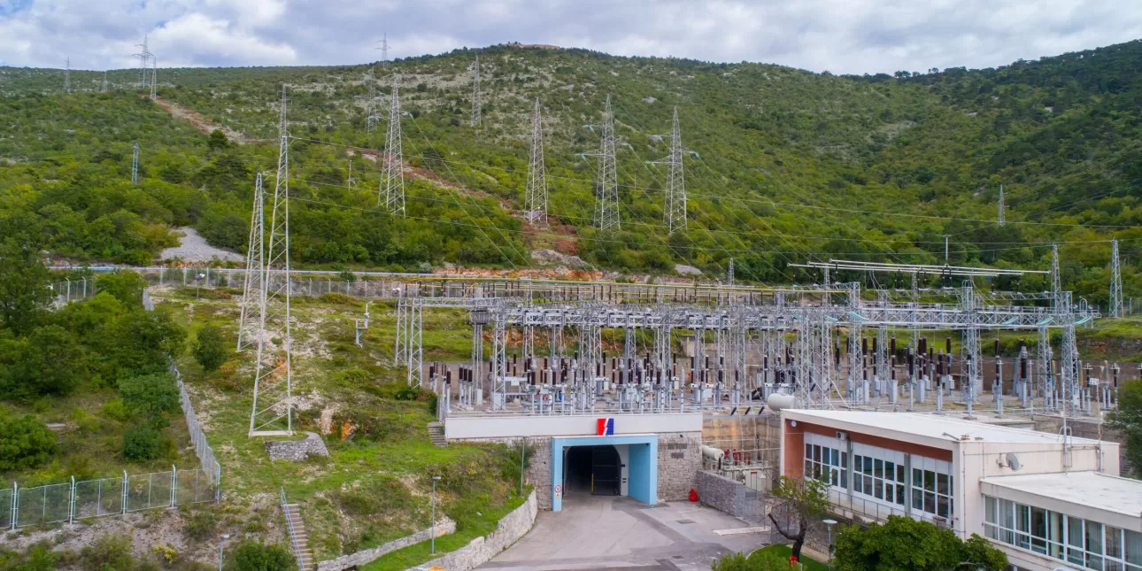 Pogled na ulaz u strojarnicu i rasklopno postrojenje HE Senj (ivornik: HEP, svibanj 2021.)
• HE Senj, hidroelektrane, HEP Proizvodnja, HEP