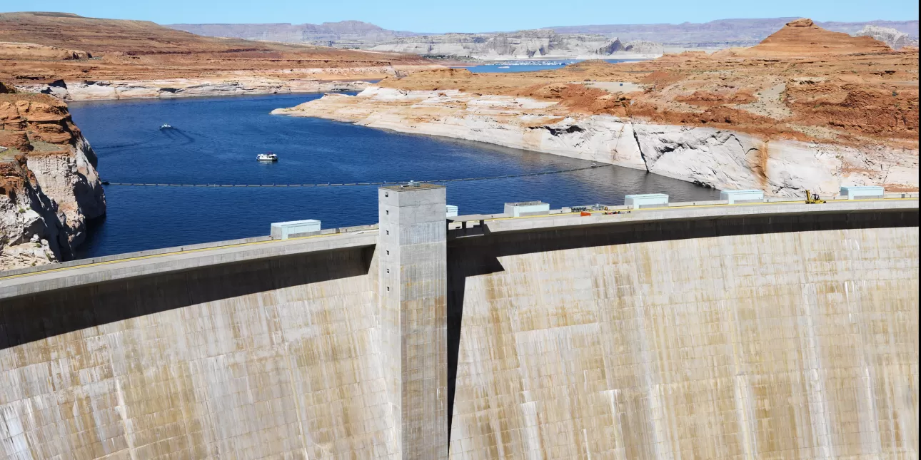 Brana i dio akumulacijskog jezera HE Glen Canyon na rijeci Colorado u Arizoni u SAD-u (izvornik: iofoto / Shutterstock, 2008.)

• hidroelektrane, brane, hidroenergija, Colorado, SAD