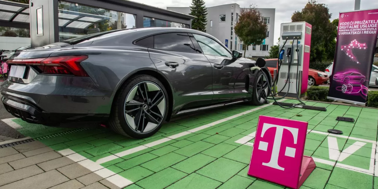 Punionica električnih vozila u vlasništvu Hrvatskog Telekoma u Zagrebu (izvornik: HT 2021.)

• punionice električnih vozila, Hrvatski Telekom