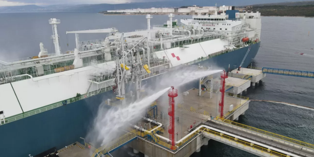 Vježba pripravnosti na terminalu za ukapljeni prirodni plin (LNG) u Omišlju (izvornik: izvor LNG Hrvatska, 2021.)

• LNG terminal, LNG Hrvatska, LNG