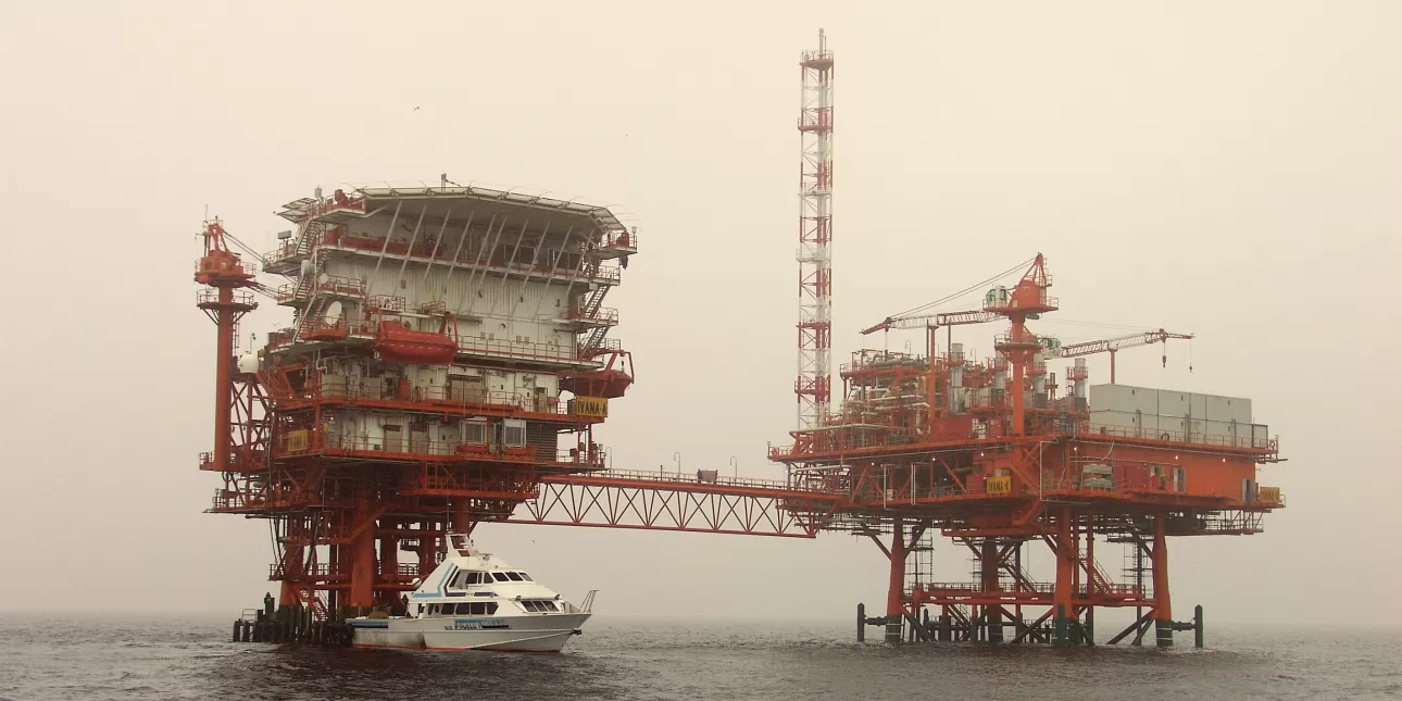 Plinska platforma Ivana-A u Jadranskom moru u vlasništvu INA-e (foto: Tomislav Lazarić, 2011.)

• platforme, INA, proizvodnja nafte i plina