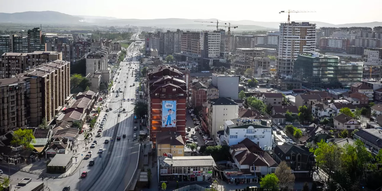 Panorama Prištine (izvornik: Rudy i Peter Skittevians, Pixabay, 2021.)

• Priština, Kosovo
