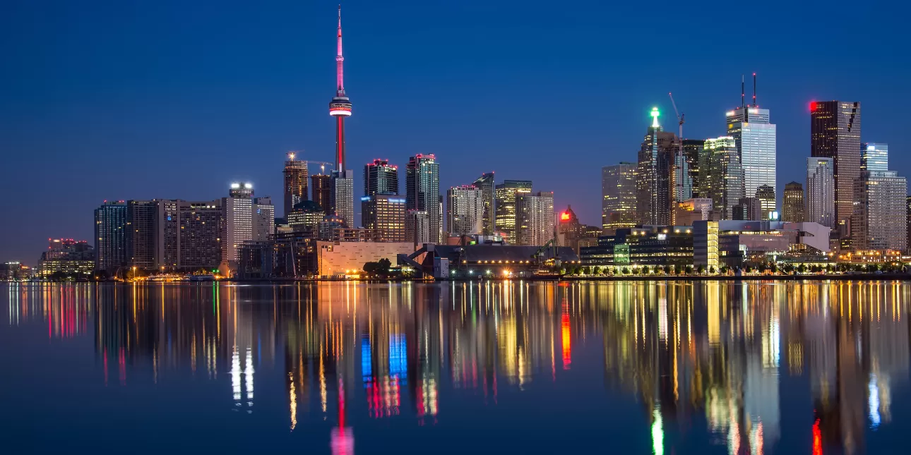 Noćna panorama Toronta (izvornik: James Wheeler from Pixabay, 2021.)

• Toronto, Ontario, Ontario (jezero), Kanada