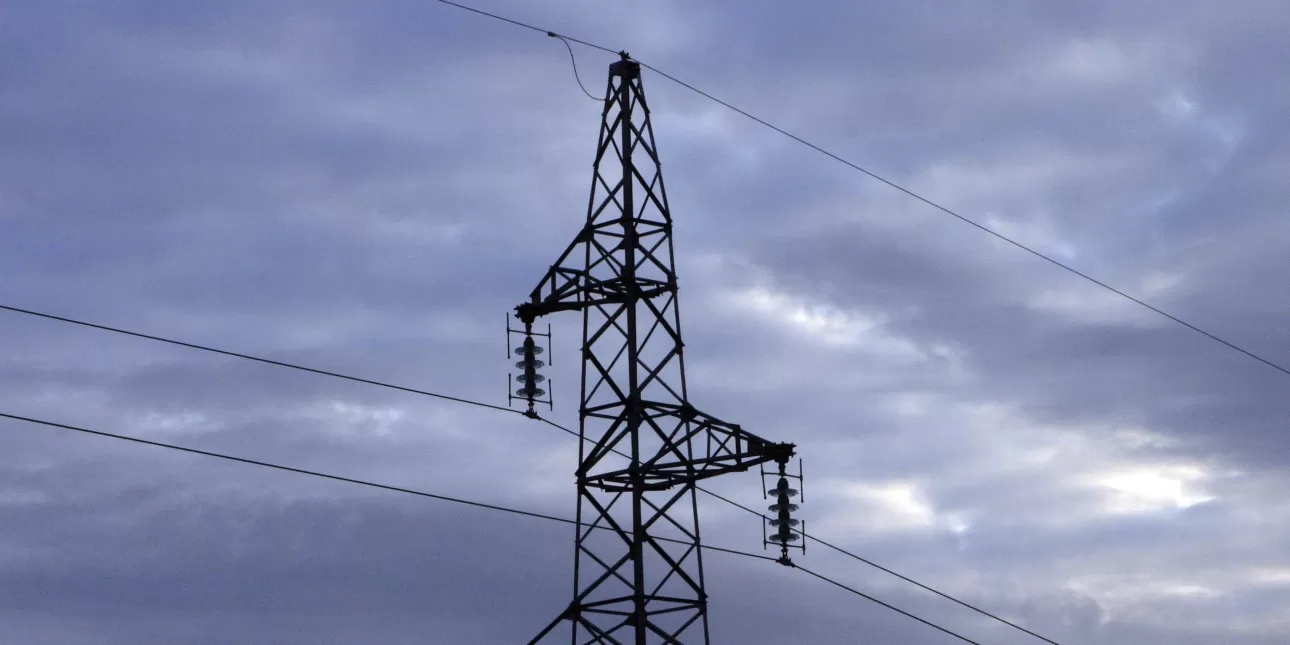 Detalj dalekovoda u sumrak (foto: Tonka, 2006.)

• dalekovodi, elektroenergetski sustavi, elektroenergetika