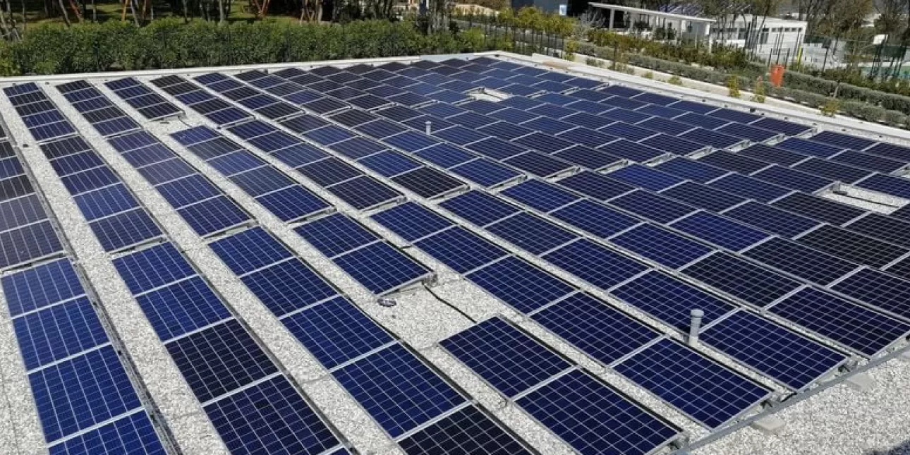 Sunčane elektrane ostvarene u suradnji tvrtki Valamar i E.ON Solar / E.ON Hrvatska (izvornik: 404 Agency / Valamar Riviera, 2021.)

• sunčane elektrane, Valamar, E.ON Hrvatska