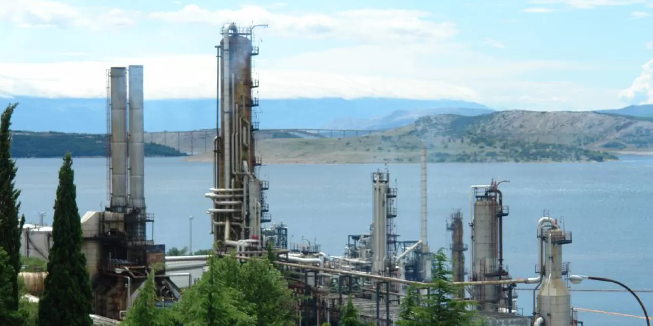 Postrojenja INA Rafinerije nafte Rijeka u Kostreni (izvornik: INA)
• INA, rafinerije, Rafinerija nafte Rijeka