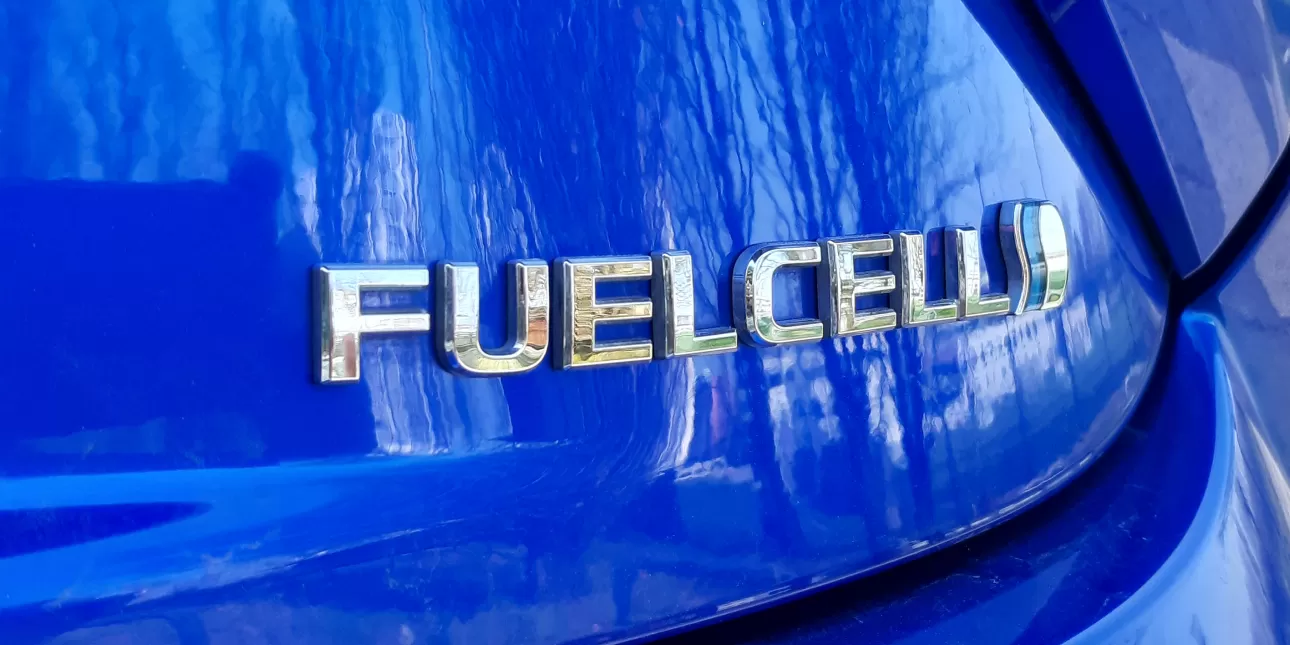 Logo vozila s pogonom na gorivne članke Toyota Mirai (foto: Boris Odorčić, ožujak 2022.)
• gorivni članci, vozila na gorivne članke, auti na vodik