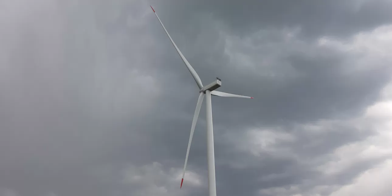 Vjetroagregat VE Ljubač (foto: BO, svibanj 2022.)

• VE Ljubač, vjetroagregati, vjetroenergija, vjetroelektrane, Petrol