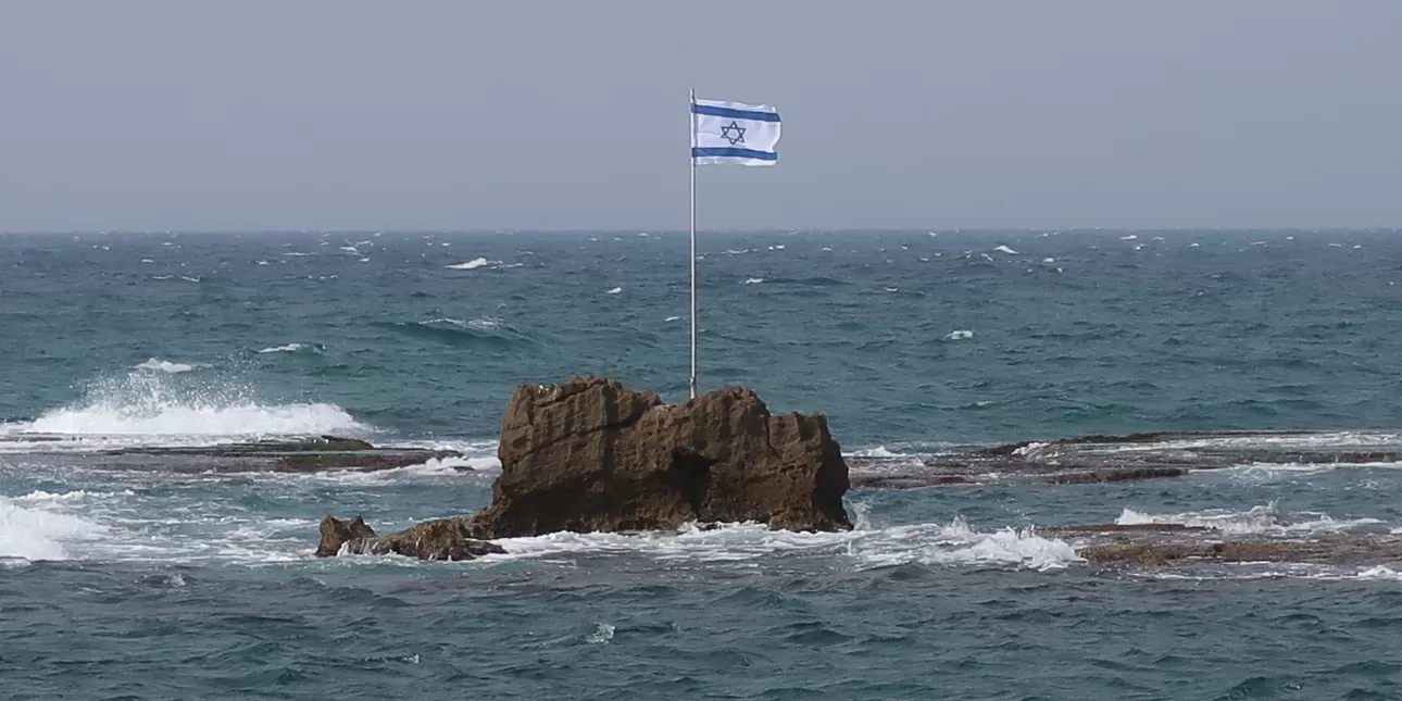Izraelska zastava na hridi na Sredozemnom moru (Izvornik: Buenas Dicas from Pixabay, 2022.) 

• Izrael, zastave