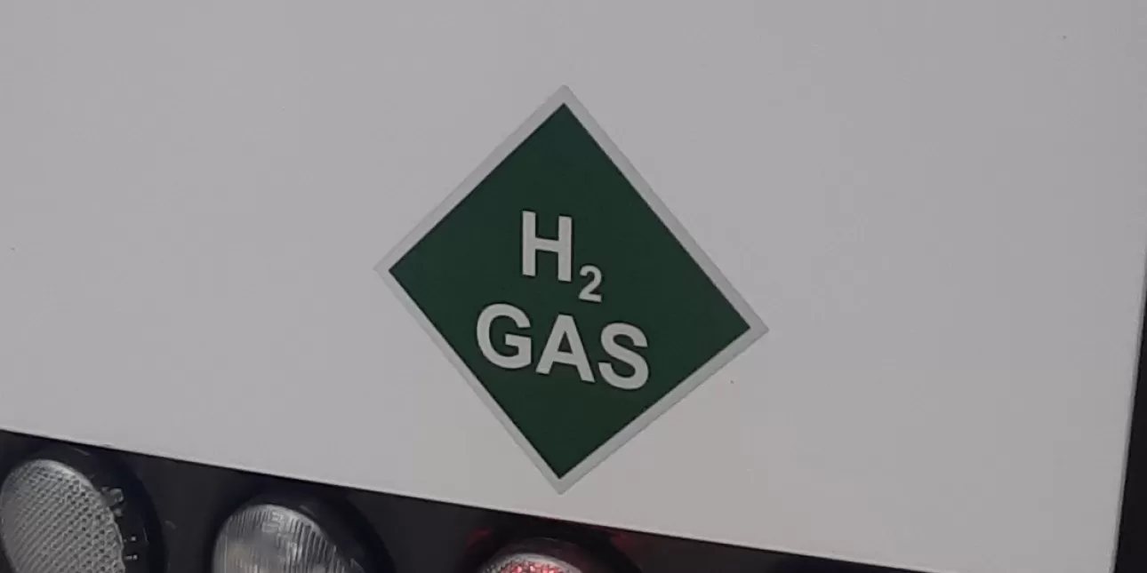 Detalj stražnjeg dijela autobusa na vodik Solars Urbino 12 Hydrogen (foto: BO, svibanj 2022.)

• autobusi na vodik, vozila na vodik, vodik